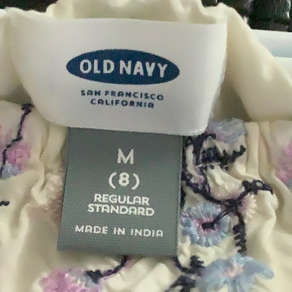 White top with vines of flowers - Picture 2 of 3